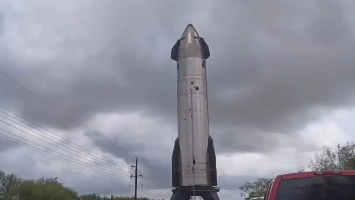 Massive SpaceX rocket cruising down a Texas highway stops cars