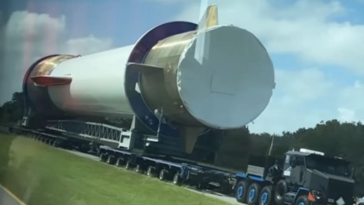 Woman captures the unbelievable precision of transporting a rocket in ...