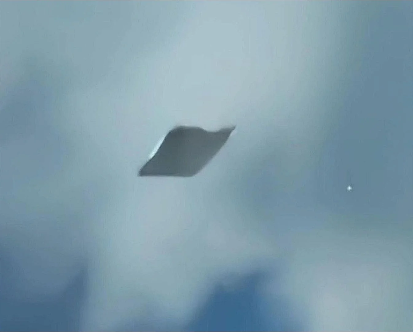 colombian-pilot-captures-best-ufo-footage-ever-authenticity-confirmed
