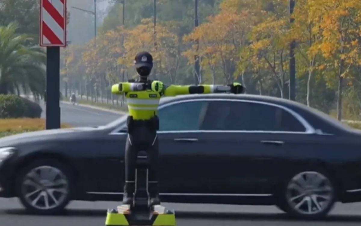 China has started using an AI robot to work as traffic cop