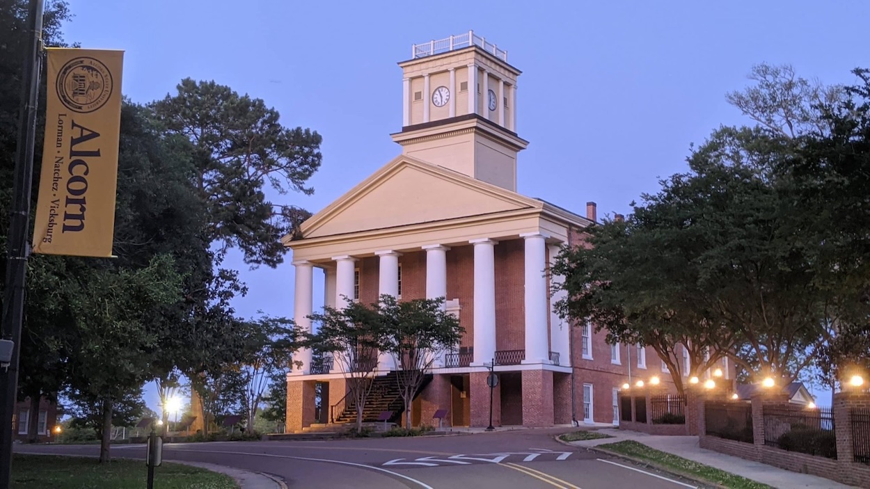 Mississippi professor comes up with genius way to catch his students out for cheating with AI