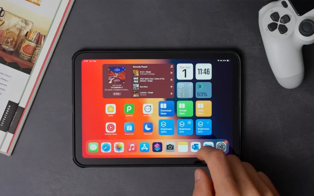 After finding Apple CarPlay was not available in his tiny 5-inch Volvo HUD, this man built a custom display on his iPad Mini that has been dubbed 'genius'