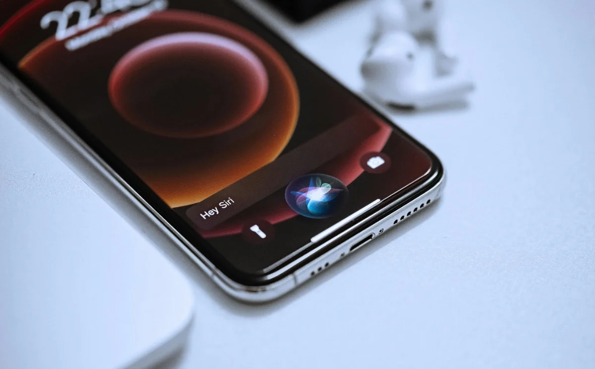 Apple is reportedly set to pay Google $1,000,000,000 a year for Gemini to power Siri