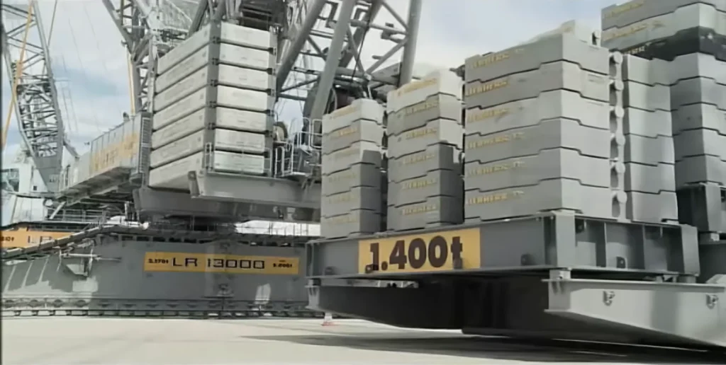 One of the world's largest cranes pulls off impressive feat by lifting 3 million pounds in an incredible and eye-catching way