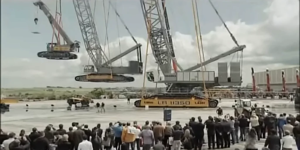 One of the world's largest cranes pulls off impressive feat by lifting 3 million pounds in an incredible and eye-catching way