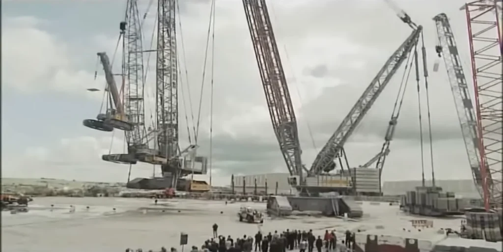 One of the world's largest cranes pulls off impressive feat by lifting 3 million pounds in an incredible and eye-catching way