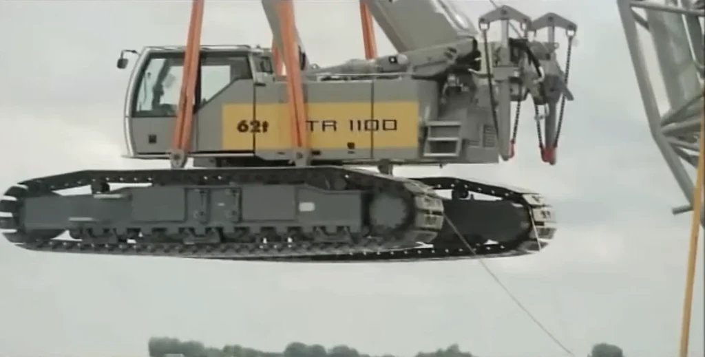 One of the world's largest cranes pulls off impressive feat by lifting 3 million pounds in an incredible and eye-catching way