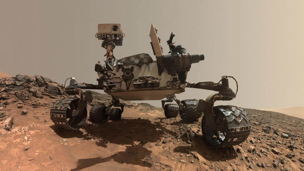 Timelapse video shows the interesting effects 6 years of driving on Mars has had on NASA's Curiosity rover's wheels