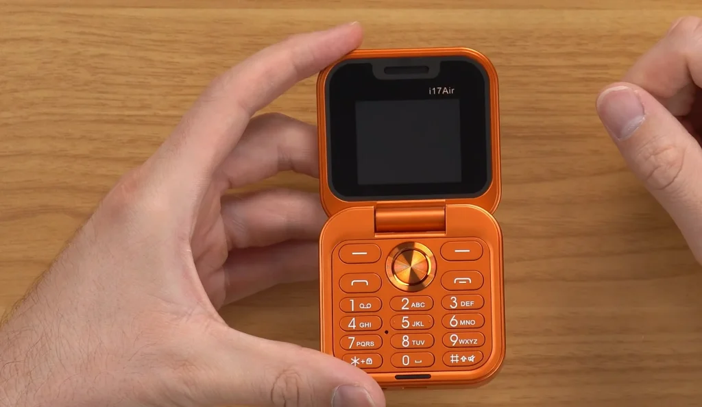 Man buys a $32 'iPhone Duo' and it goes about as well as you'd expect