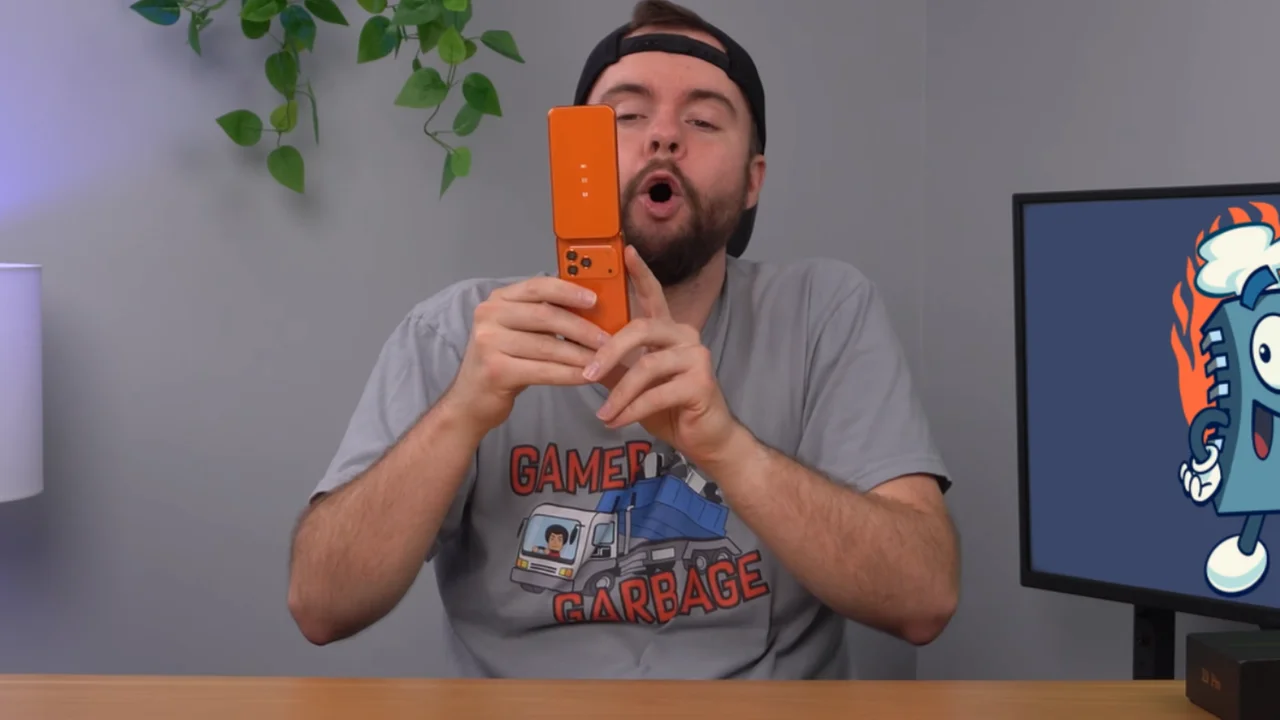 Man buys a $32 'iPhone Duo' and it goes about as well as you'd expect