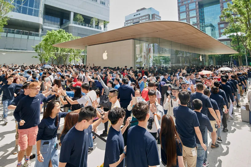 Taiwan's Apple store has an incredible design where it looks like a giant MacBook from above