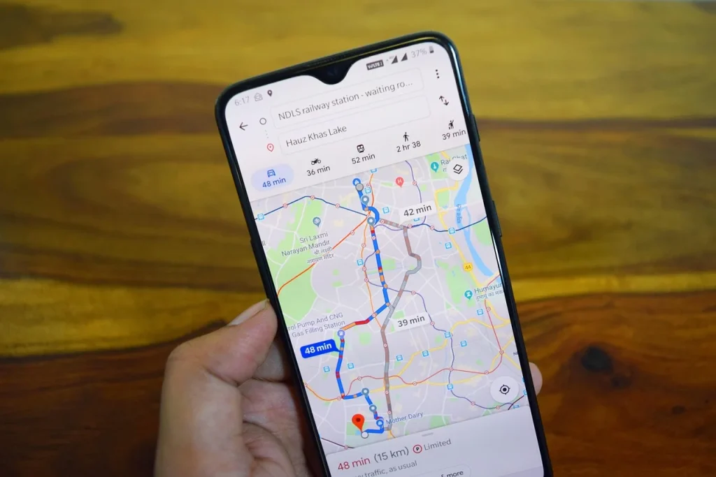 Expert compares Waze and Google Maps and declares there's a clear winner in the debate that has raged for years