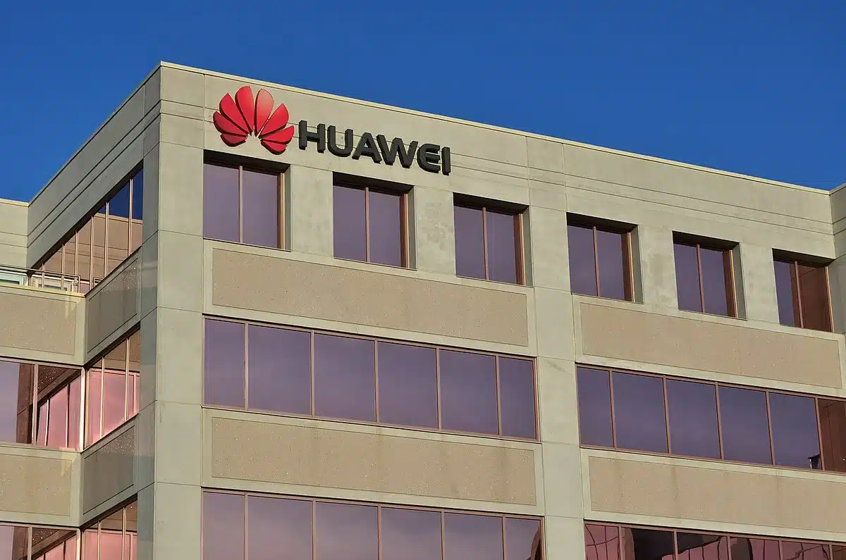 huawei-solid-state-ev-battery-1800-mile-range