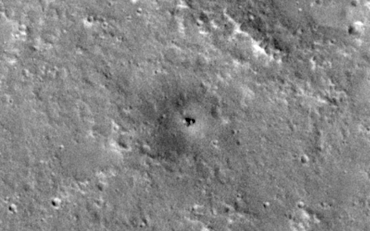 NASA spacecraft spots dead robot lying on Mars' surface and sends back a picture of it