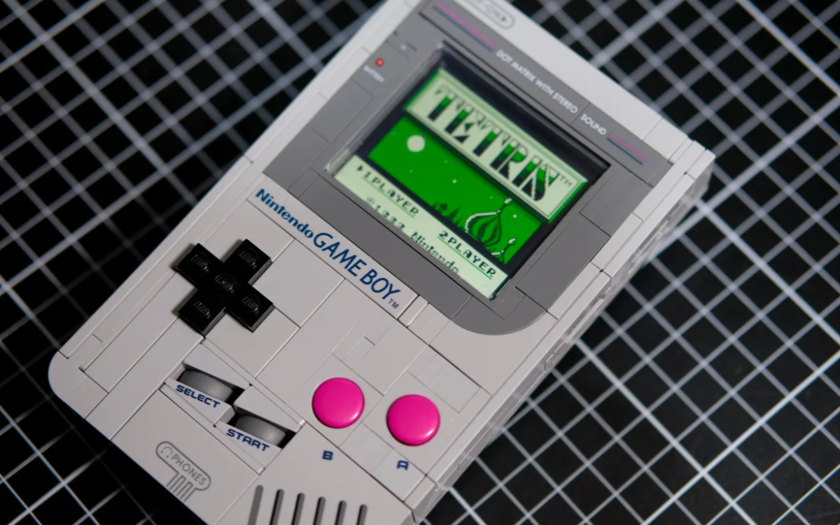 woman-made-lego-game-boy-set-playable