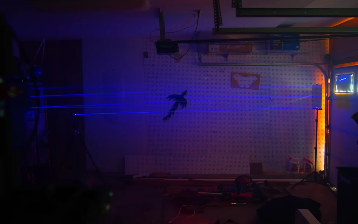 youtuber-captures-speed-of-light-using-2-billion-frames-per-second-camera