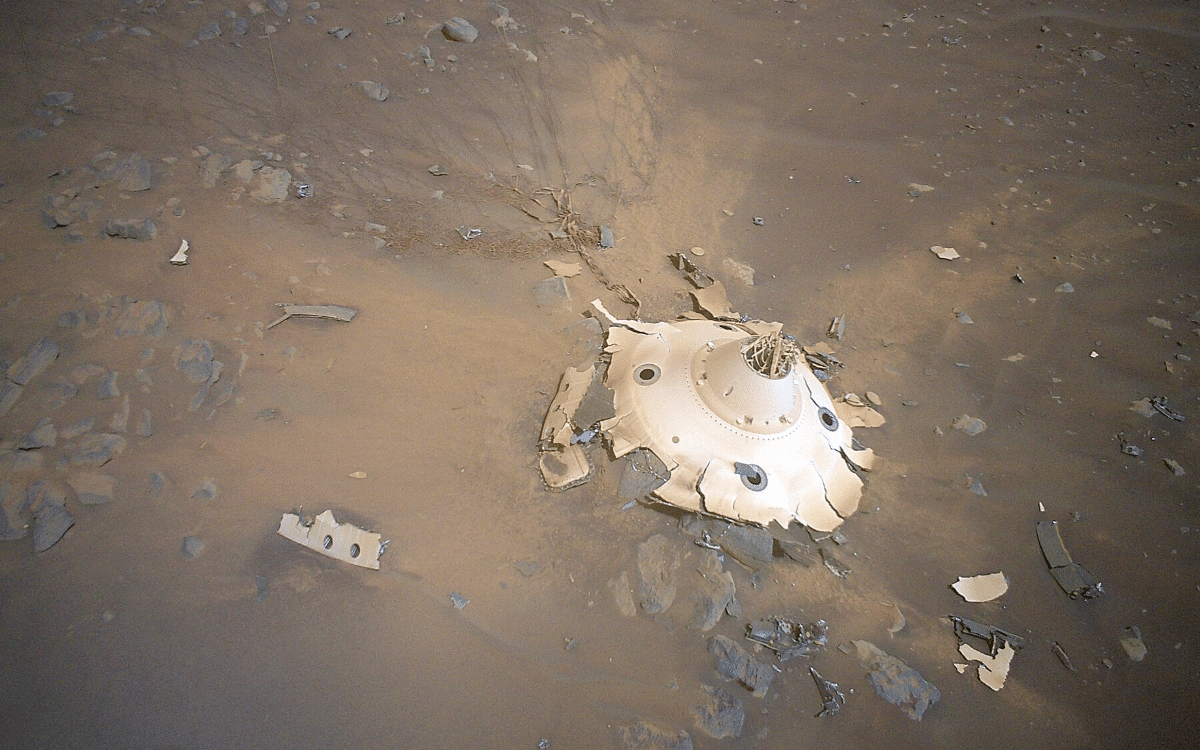 nasas-ingenuity-helicopter-captured-wreckage-on-surface-mars