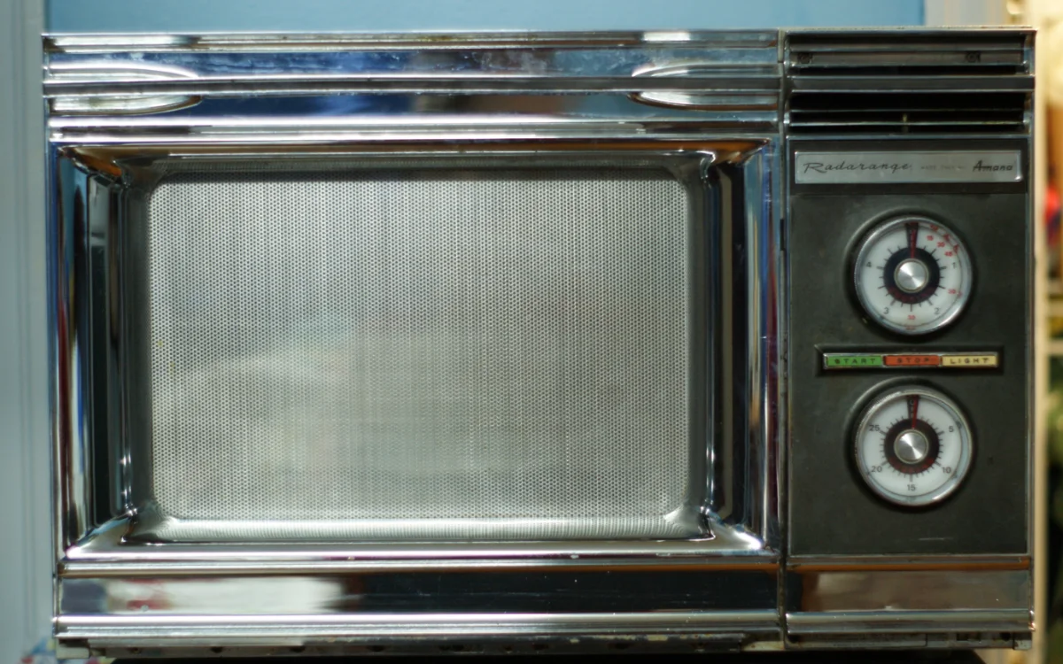 US couple still use a microwave from 1946 proving that old technology can be gold
