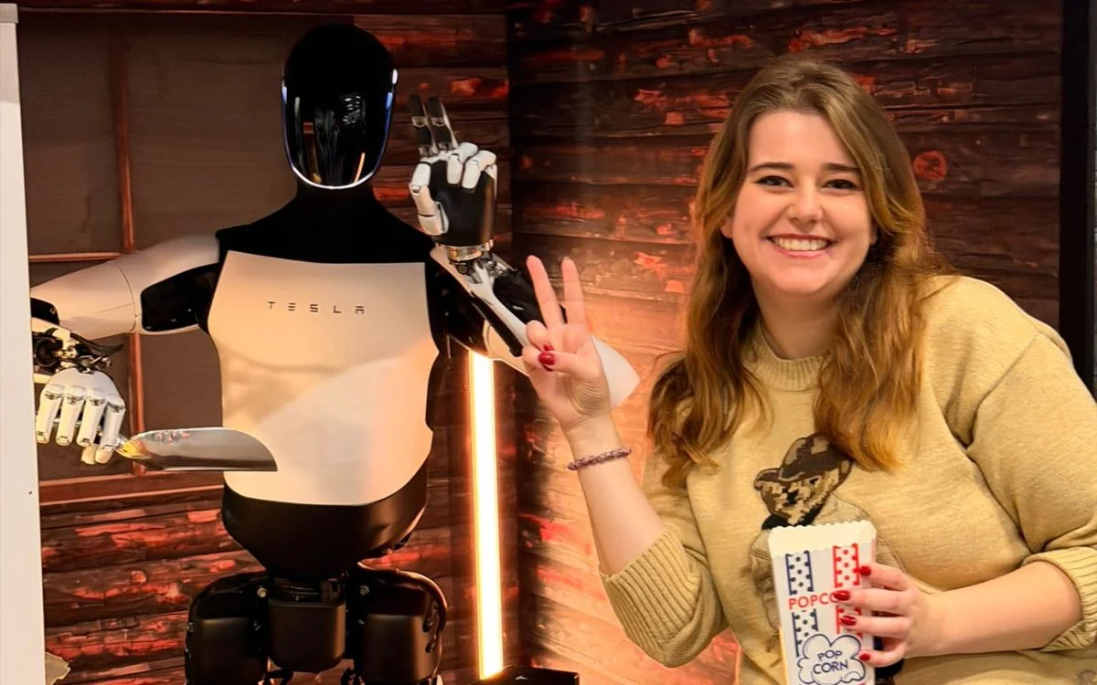 We met Tesla Optimus on its first trip to Europe and one thing it did caught us off guard