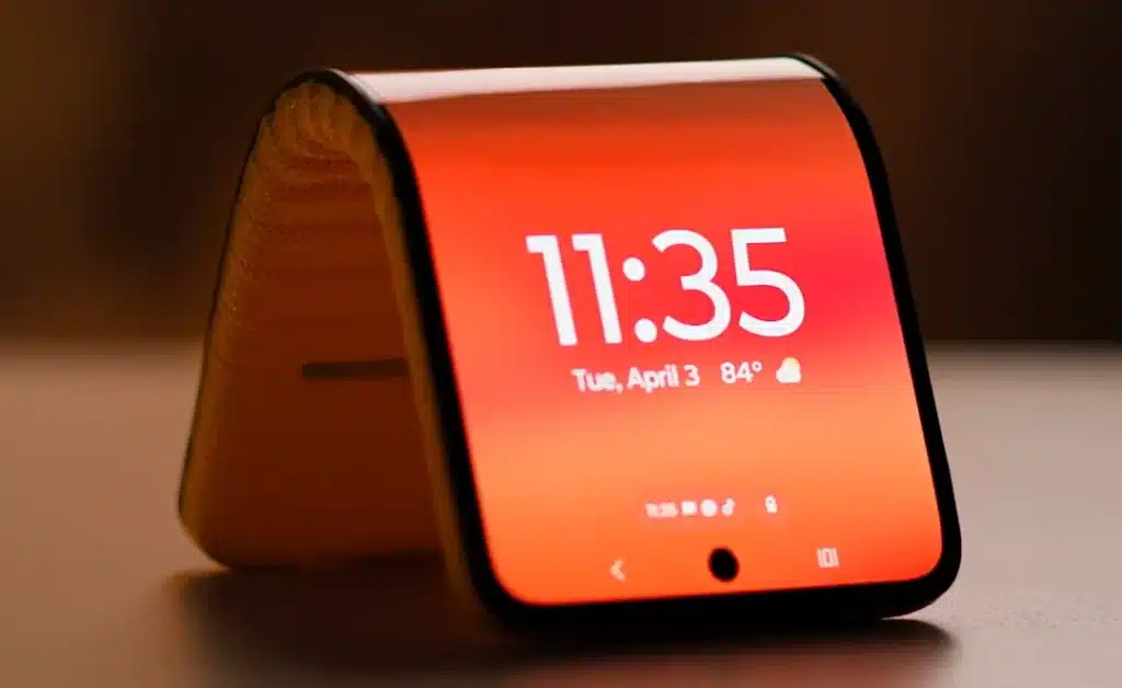 Motorola shows off bizarre smartphone concept that wraps around your wrist