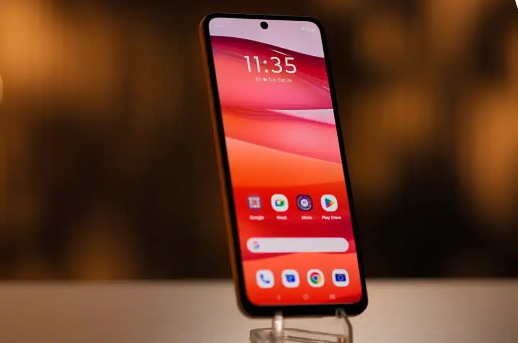 Motorola shows off bizarre smartphone concept that wraps around your wrist