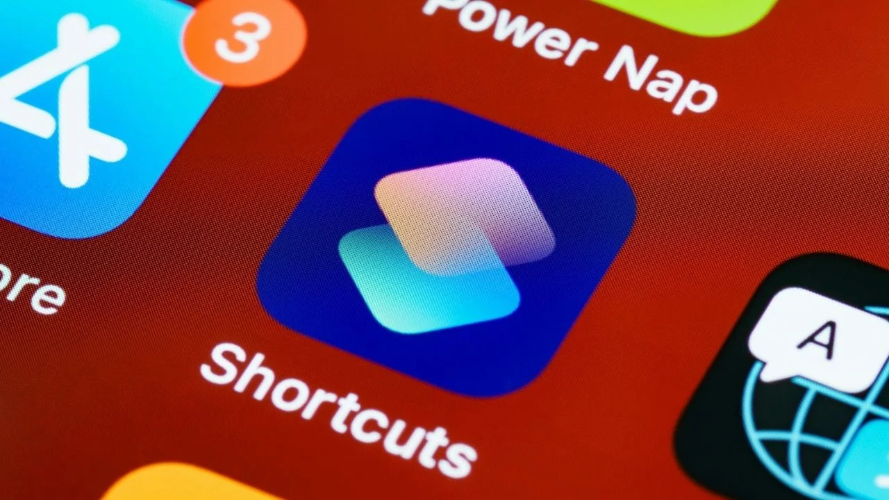 This 6-step Apple Shortcuts automation will take a picture of thief and send location if someone steals your iPhone and charges it