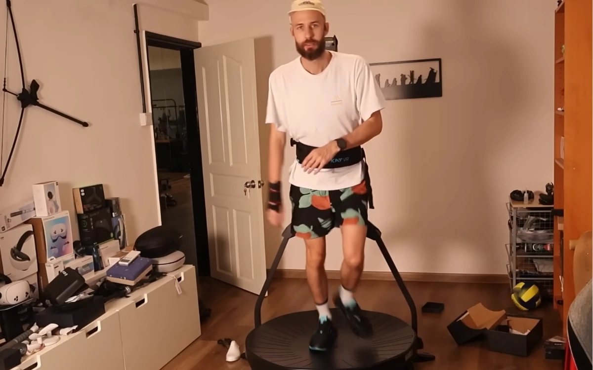 man-bought-vr-treadmill-to-see-whether-his-skyrim-gaming-experience-is-worth-it