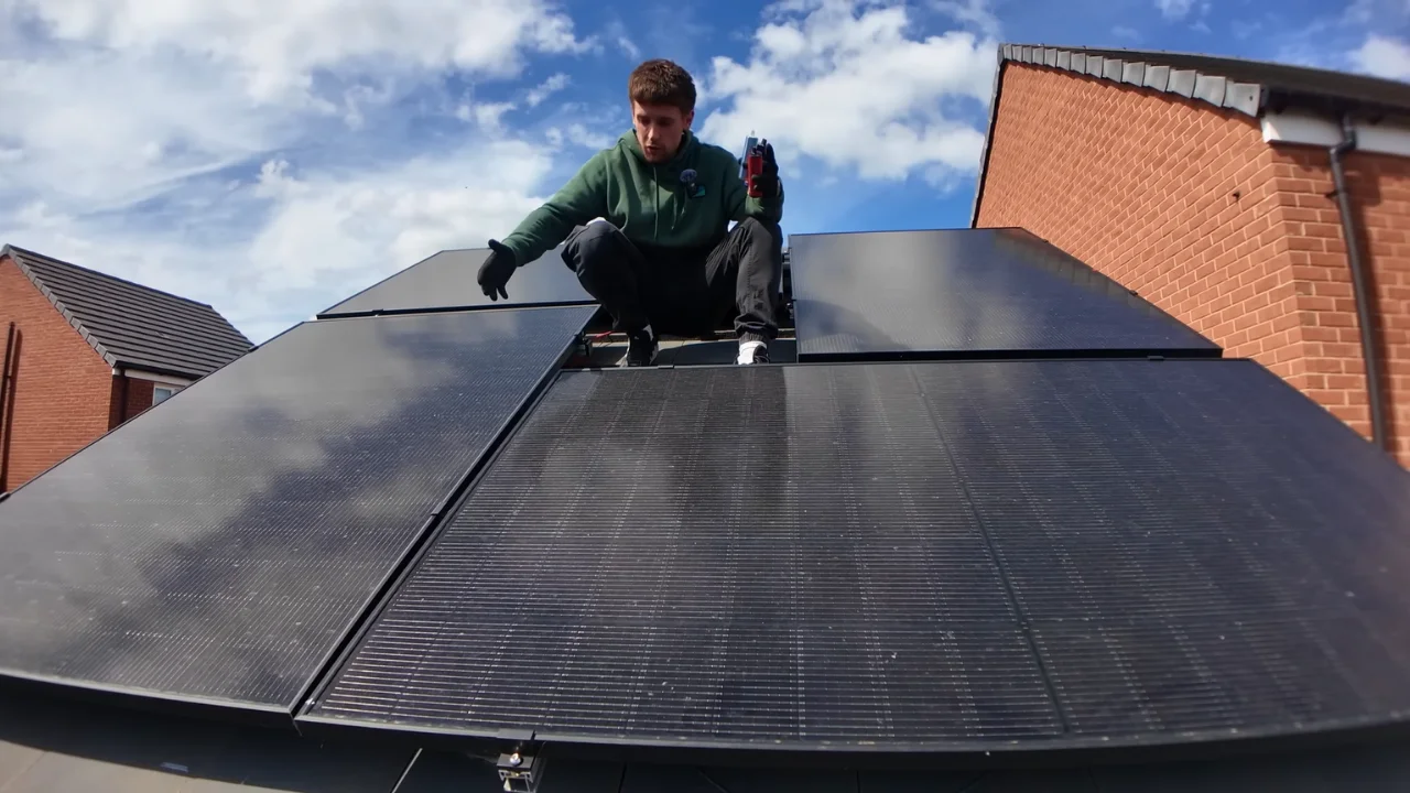 Man uses 500 disposable vapes and DIY solar to see if he can live entirely off-grid