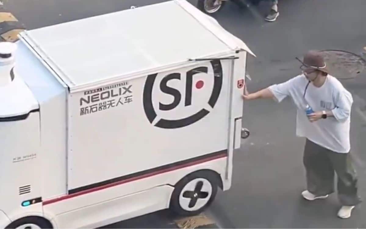 pedestrian-has-to-literally-give-autonomous-car-a-hand-in-viral-clip
