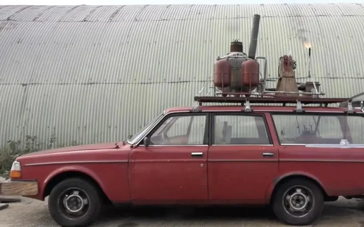 scrapyard-volvo-runs-on-plastic