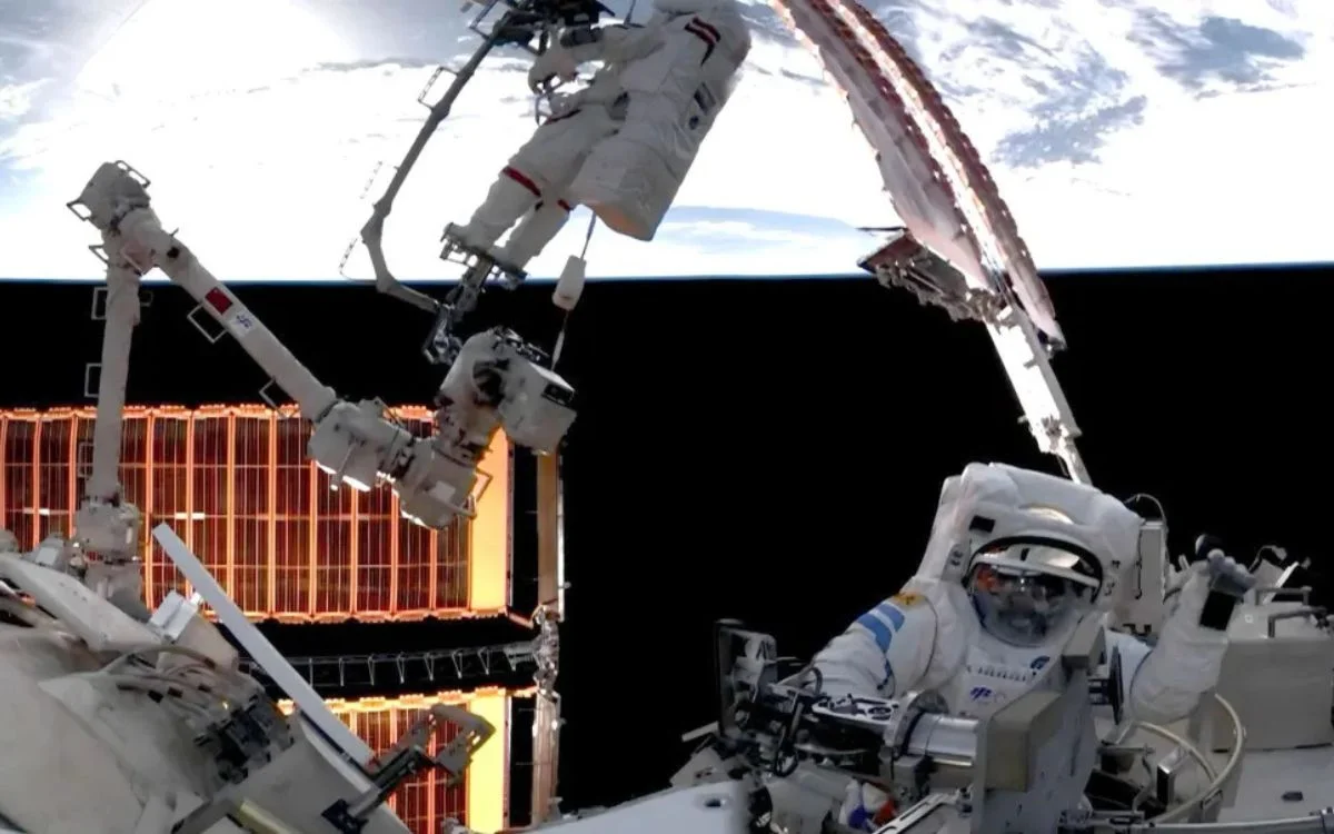 chinese-astronauts-had-to-climb-outside-the-space-station