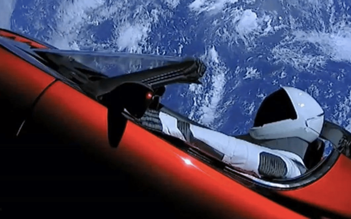 elon-musk-tesla-roadster-space-toward-earth