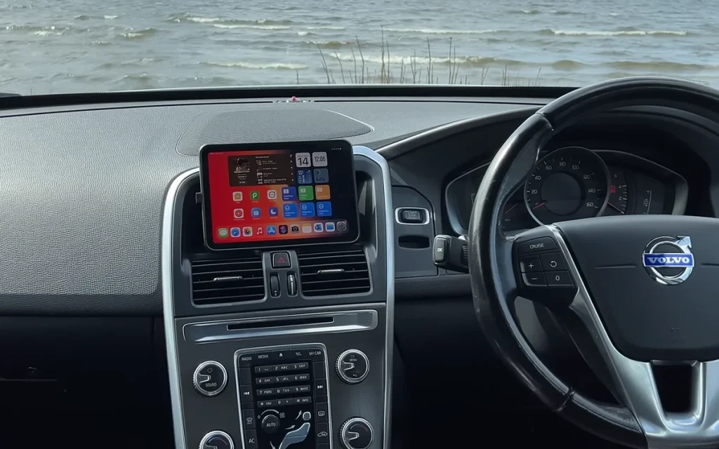 After finding Apple CarPlay wasn't available in his tiny 5-inch Volvo HUD, this man built a custom display on his iPad Mini that has been dubbed 'genius'