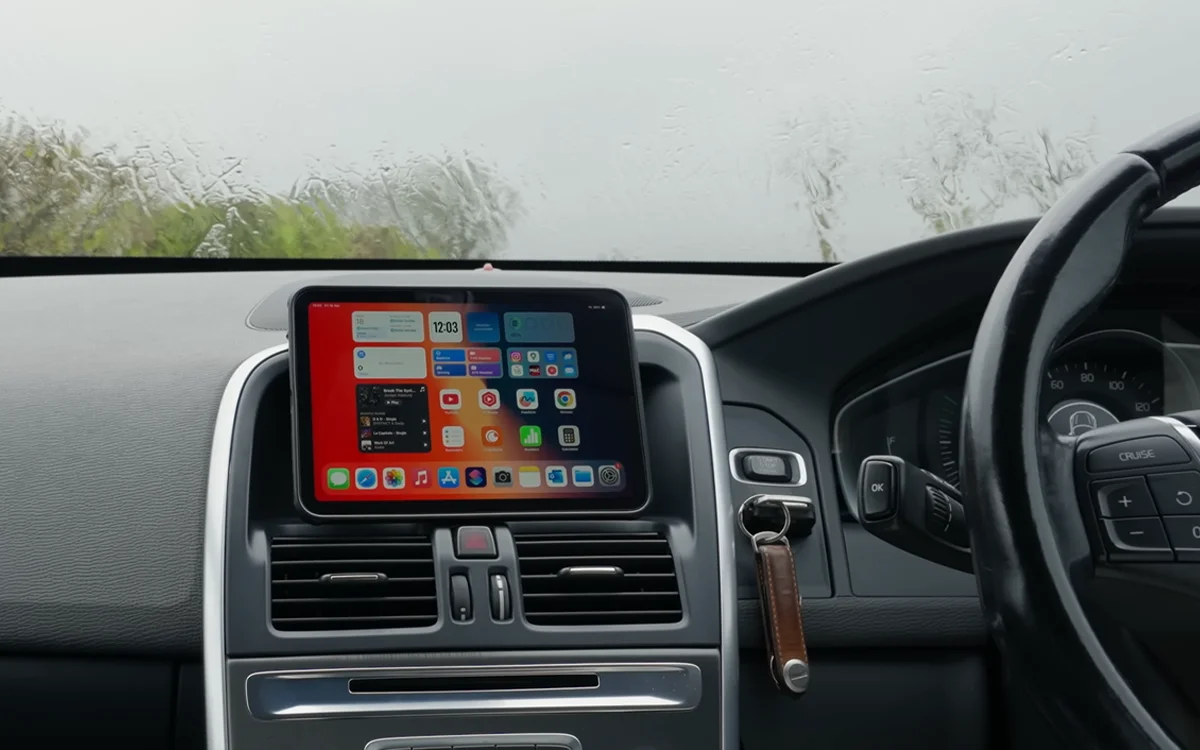 Man sets up his iPad Mini to serve as a custom Apple CarPlay and people are saying it's genius
