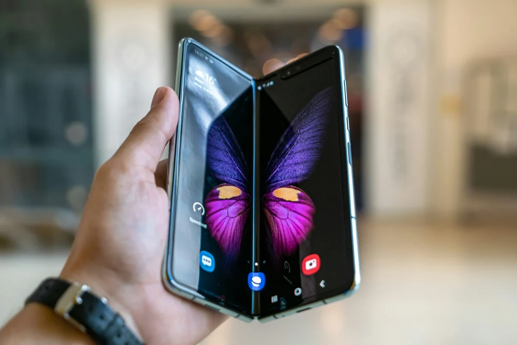 Samsung bought a billboard right next to Apple's to pull off ultimate troll about iPhone Duo