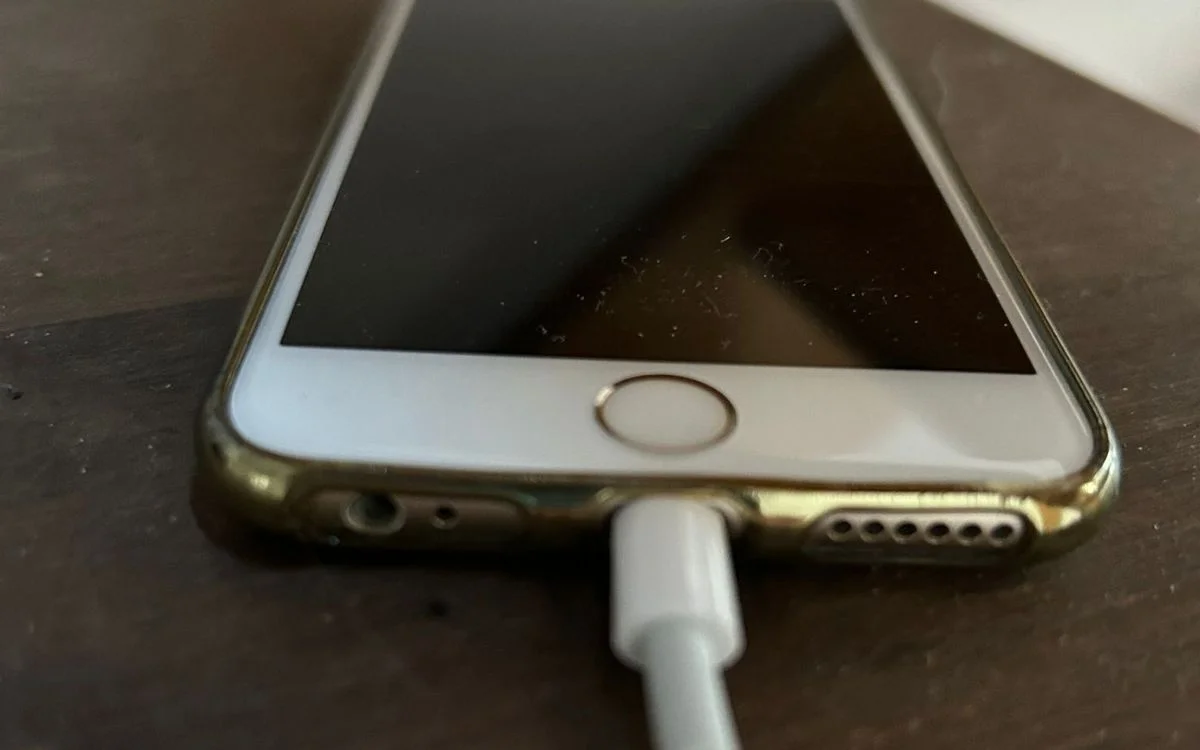 Warning states that something everyone does with their iPhone is actually killing their device