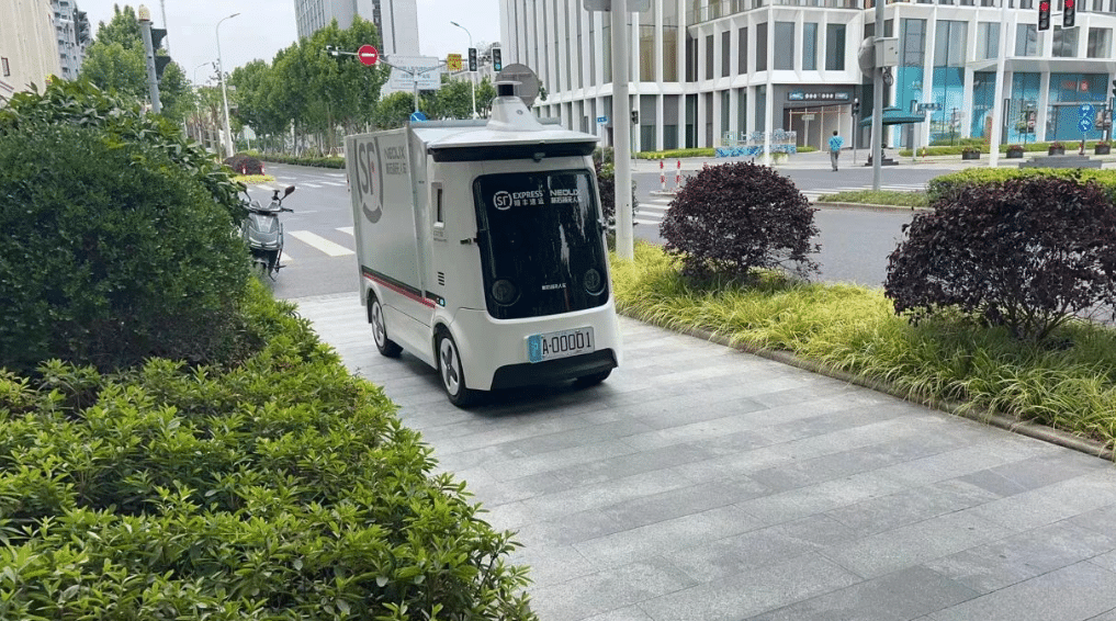 China-based Neolix has unveiled its next-generation AI-powered autonomous RoboVan, and its dinky size makes it an ideal delivery bot for cities.