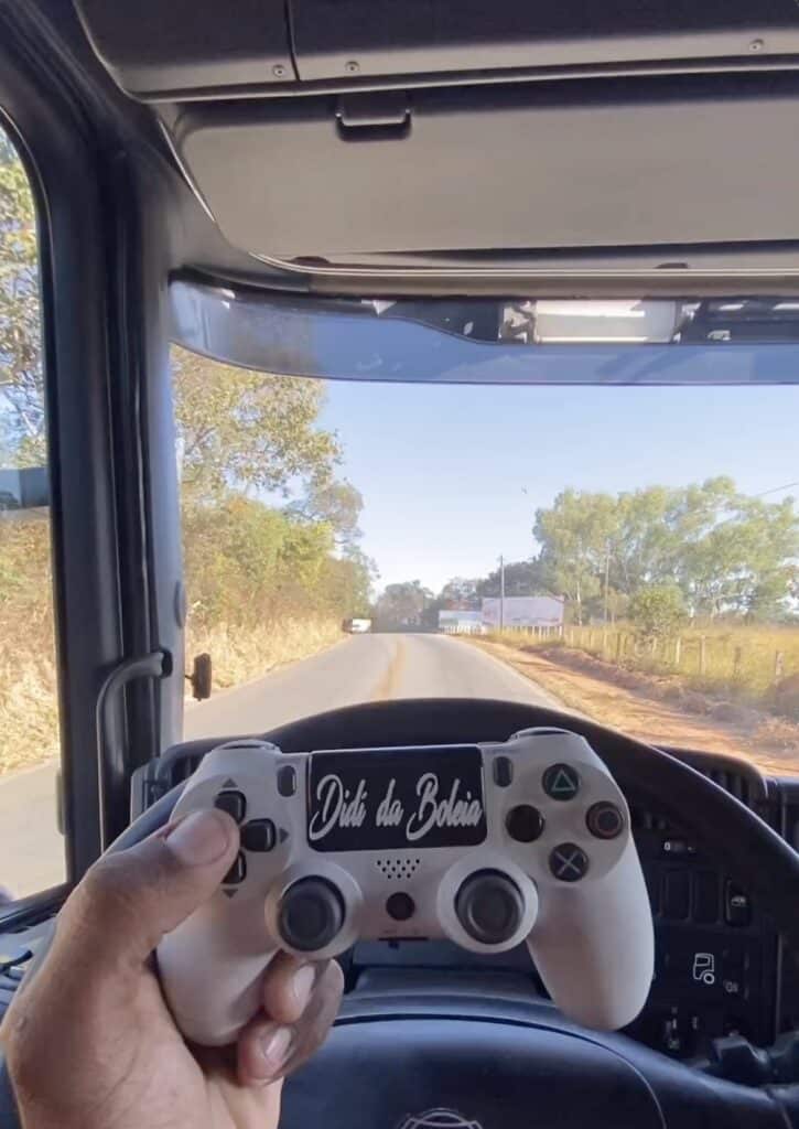 Driving trucks with Playstation controller - Didi Da Boleia