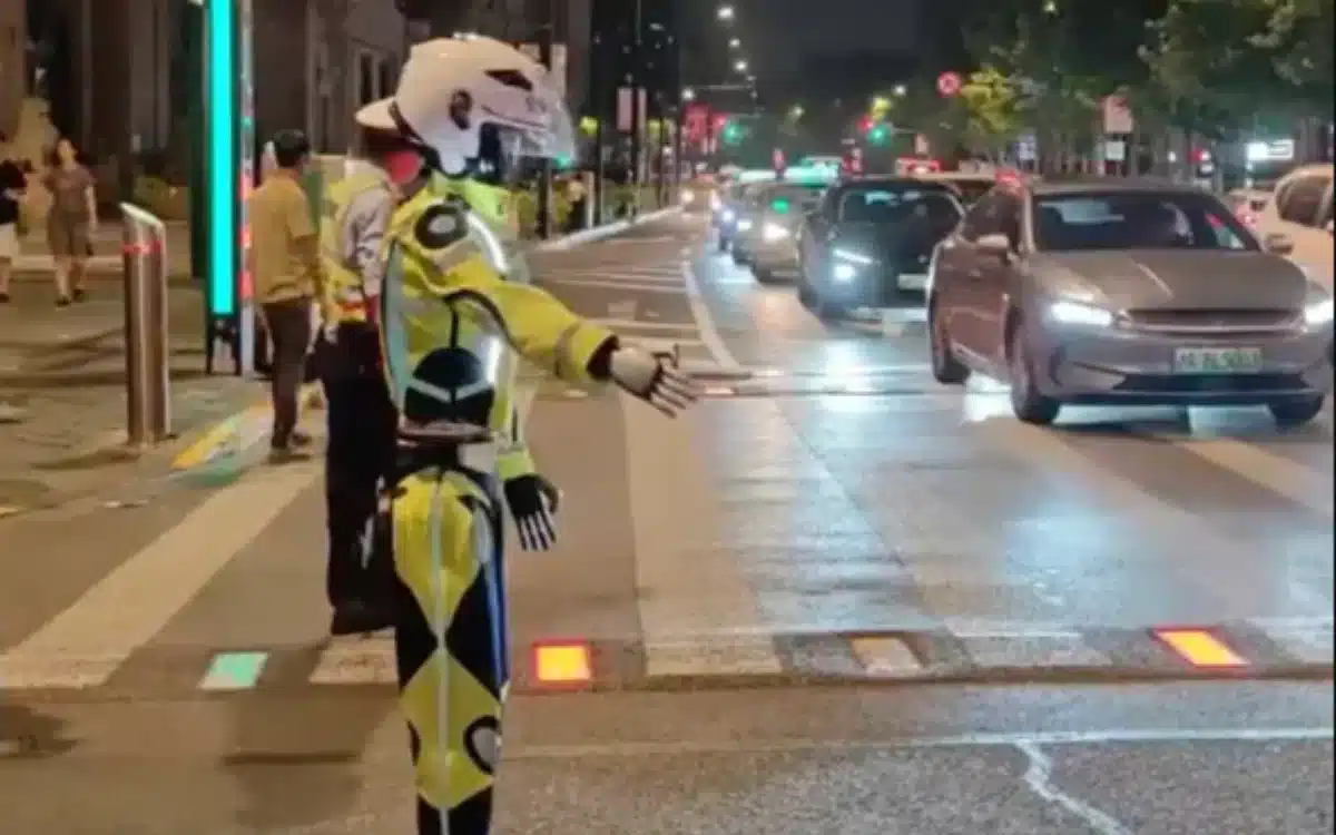 robot-traffic-cops-china-put-one-middle-of-shanghai