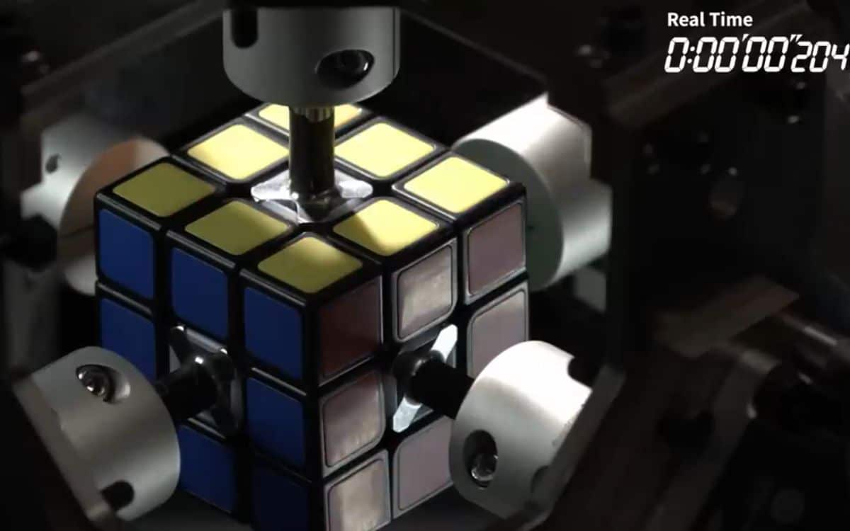 watch-this-robot-solve-rubiks-cube-in-0-3-seconds-blink-and-its-done