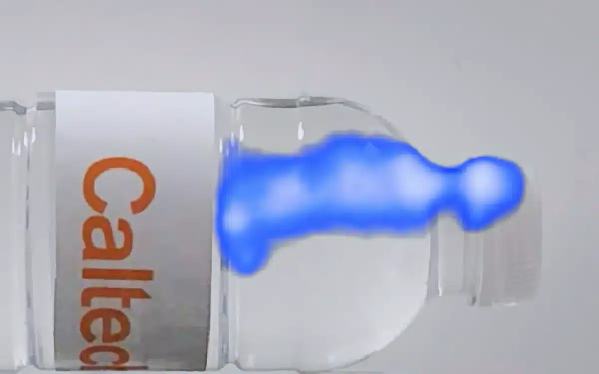YouTubers film at 10,000,000,000,000 frames per second in order to capture speed of light on camera