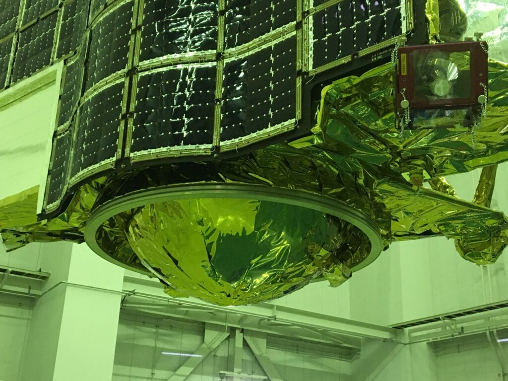 Trailblazing spacecraft reaches moon and sends back images